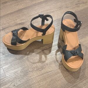 Universal Thread Valerie Black and Tan Platform Sandals